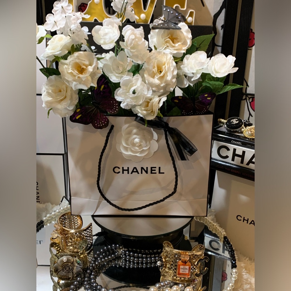 Boxquet for Decor.
Auth bag and beautiful homemade decorations with 
light.